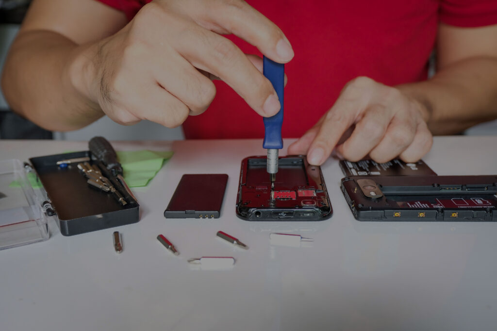 repairing-a-cell-phone-by-a-technician